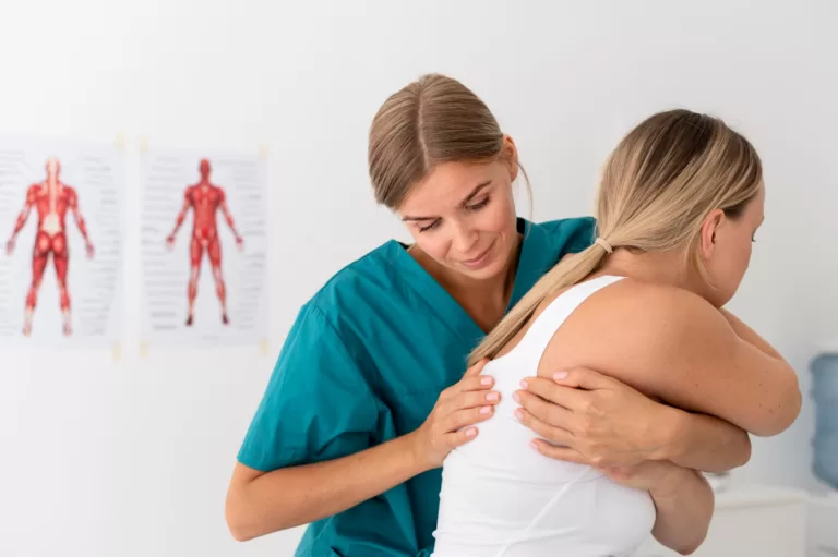 Korekcja postawy a terapia osteopatyczna – skuteczne rozwiązanie dla zdrowego kręgosłupa