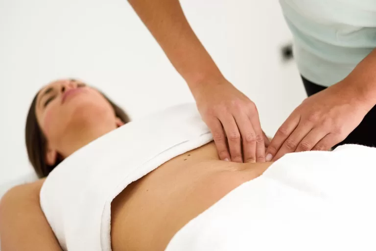 Terapia osteopatyczna – naturalna metoda leczenia dolegliwości brzusznych