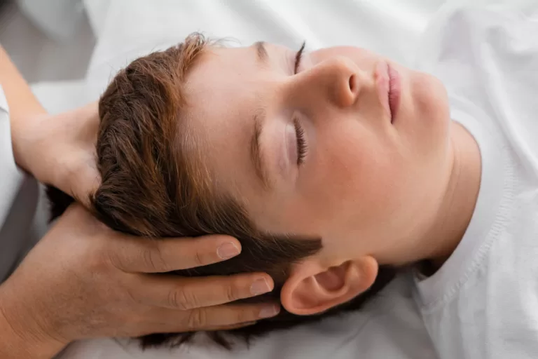 Drżenie rąk – przyczyny, objawy i rola osteopatii w leczeniu